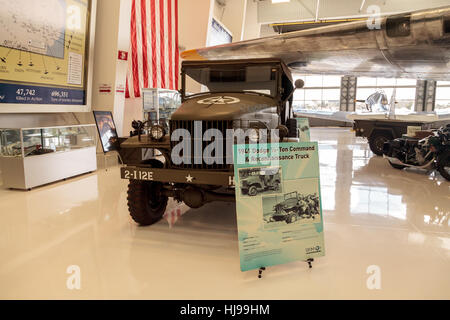 Santa Ana, CA, USA - Le 21 janvier 2017 : Vert armée 1941 Dodge demi-tonne de camion de commandement et de reconnaissance affichée à l'air de Lyon Banque D'Images