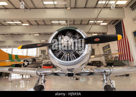 North American AT-6 SNJ-6 affiché à la Musée Lyon Air à Santa Ana, Californie, États-Unis. Banque D'Images