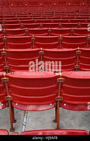 Rangées de chaises pliantes rouges au théâtre ouvert Banque D'Images