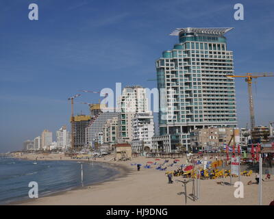 Tel Aviv vu à partir de la promenade au bord de l'horizon Banque D'Images