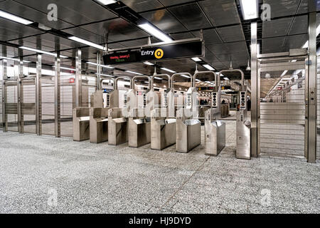 Turnstyle Entrée de la Q de train à la 72e Street Station, Nouvelle ligne de métro de la 2e Avenue, Manhattan, NYC Banque D'Images