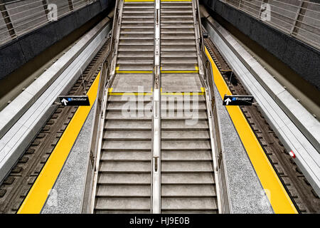 Escalier reliant la plate-forme à niveau le niveau médian, à la 72e Street Station sur la nouvelle ligne de métro de la 2e Avenue, New York, Manhattan, NYC Banque D'Images