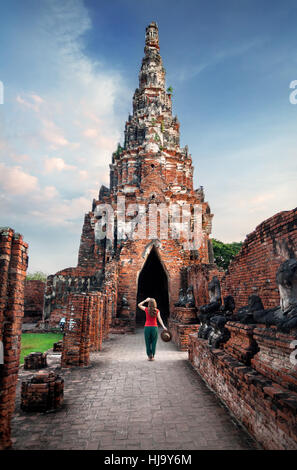 Touriste avec chapeau à la ruine antique au wat Chaiwatthanaram à Ayutthaya, Thaïlande Banque D'Images