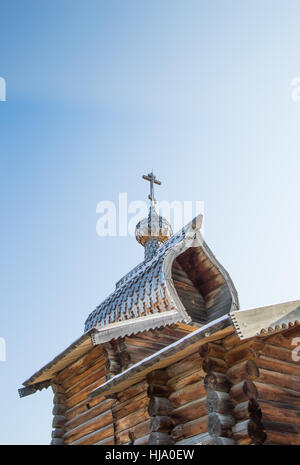 Une église orthodoxe russe en bois rond avec des bardeaux de bois sur le toit et l'oignon dome. Aussi avec croix en bois.tr Banque D'Images