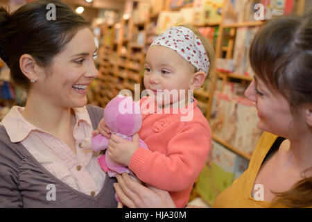 Mère et fille avec des forfaits en magasin de jouets Banque D'Images