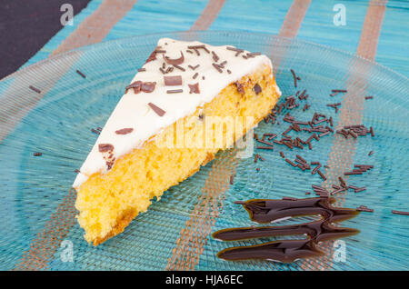 Gâteau glacé maison décorée avec des vermicelles de chocolat de coin Banque D'Images