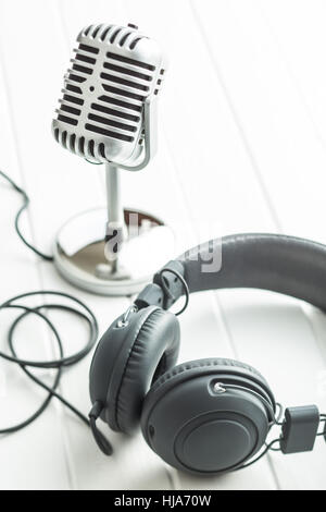 Casque et microphone sur tableau blanc. Banque D'Images