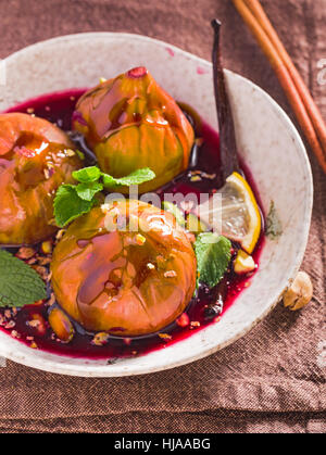 Figues pochées au vin rouge avec du miel Banque D'Images