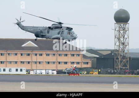 Un Westland Sea King de la Royal Navy ASAC7 hélicoptère dans un défilé à Yeovilton. Banque D'Images