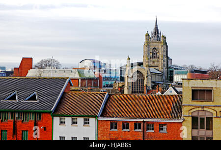 Vue sur les toits vers l'église St Peter Mancroft dans le centre-ville de Norwich, Norfolk, Angleterre, Royaume-Uni. Banque D'Images