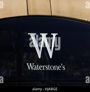 Un signe pour la librairie Waterstone's dans le centre-ville de Norwich, Norfolk, Angleterre, Royaume-Uni.