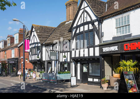 Restaurant italien demande en 15e siècle bâtiment à colombages, High Street, Crawley, West Sussex, Angleterre, Royaume-Uni Banque D'Images