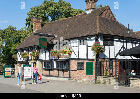 15e siècle l'ancien Bol à Punch Pub, High Street, Crawley, West Sussex, Angleterre, Royaume-Uni Banque D'Images