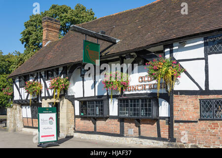 15e siècle l'ancien Bol à Punch Pub, High Street, Crawley, West Sussex, Angleterre, Royaume-Uni Banque D'Images