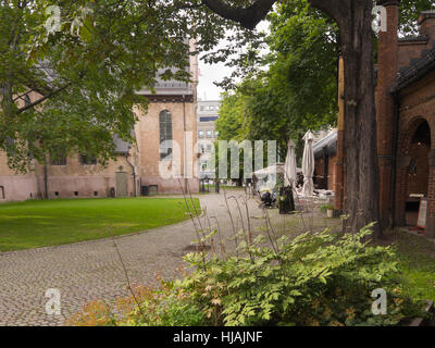 Kirkeristen derrière la cathédrale dans le centre d'Oslo en Norvège, une arcade et parc avec piscine restaurants et petites boutiques Banque D'Images