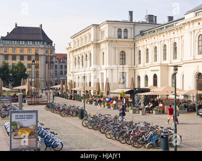 Christian Frederiks plass en dehors de Østbanehallen à Oslo La Norvège dispose de restaurants en plein air et vélo de ville parking pour une voiture centre libre Banque D'Images