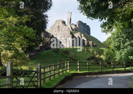 Vestiges d'Okehampton Castle, Castle Lodge, Okehampton, Devon, Angleterre, Royaume-Uni Banque D'Images