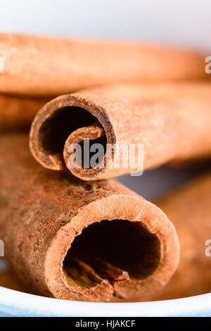 Close up de l'ensemble des bâtons de cannelle à l'intérieur pot en fonte émaillée. Banque D'Images