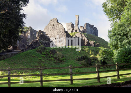 Vestiges d'Okehampton Castle, Castle Lodge, Okehampton, Devon, Angleterre, Royaume-Uni Banque D'Images