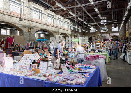 Les étals de marché en marché de pannier de Tavistock, Tavistock, Devon, Angleterre, Royaume-Uni Banque D'Images