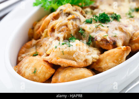 Quenelles avec sauce aux champignons Banque D'Images