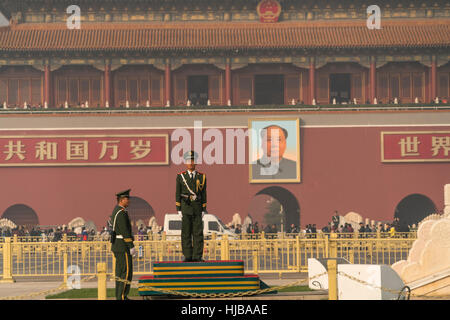 Garde côtière canadienne et le portrait de Mao Zedong à la porte de Tiananmen, Beijing, République populaire de Chine, l'Asie Banque D'Images