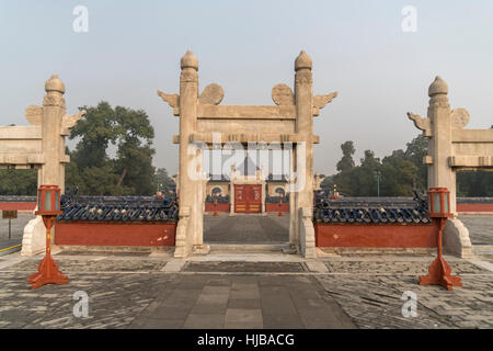 Porte du monticule circulaire autel dans le Temple du Ciel, Beijing, République populaire de Chine, l'Asie Banque D'Images