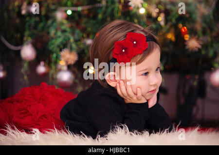 Belle petite fille sous l'arbre de Noël Banque D'Images