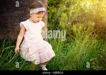 Belle petite fille en plein air dans la forêt Banque D'Images