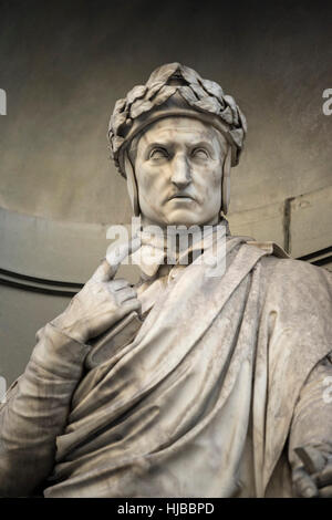 Florence. L'Italie. Statue de Dante Alighieri (ca. 1265-1321), poète italien, Galerie des Offices. Banque D'Images