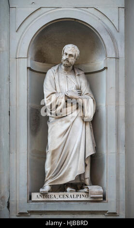 Florence. L'Italie. Statue d'Andrea Cesalpino (1519-1603), médecin italien, philosophe et botaniste, Galerie des Offices. Banque D'Images