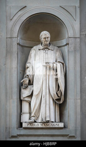 Florence. L'Italie. Statue de Paolo Mascagni (1755-1815), médecin italien, Galerie des Offices. Banque D'Images