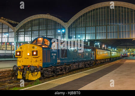 Locomotive diesel de la classe 37 37099 vu à Kingston Upon Hull sur un Colas Rail exploité le train d'essai. Banque D'Images