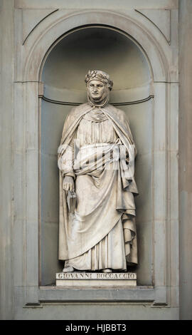 Florence. L'Italie. Statue de Giovanni Boccaccio (1313-1375), écrivain italien, poète et humaniste, Galerie des Offices. Banque D'Images