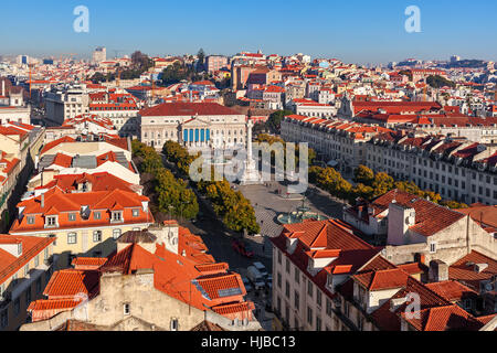 Vue de dessus sur la place Rossio un toits rouges à Lisbonne, Portugal. Banque D'Images