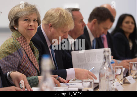 La première ministre Theresa May tient une réunion du Cabinet régional à Runcorn, dans le Cheshire, alors qu'elle lançait sa stratégie industrielle pour la Grande-Bretagne post-Brexit avec la promesse que le gouvernement va prendre de l'importance et jouer un rôle actif dans le soutien aux entreprises. Banque D'Images
