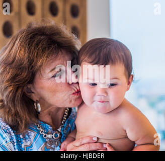 Grand-Mère embrassant la joue de son petit-fils Banque D'Images
