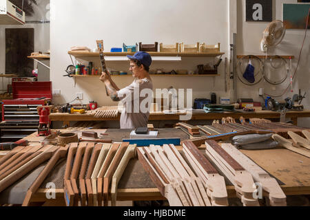 En qualité de fabricant de guitares atelier contrôle de manche de guitare Banque D'Images