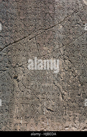 Vue d'un script macro sur pilier inscrit dans Xanthos ville ancienne, Antalya, Turquie Banque D'Images