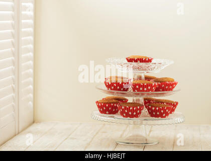 Cupcakes en rouge sur papier des formulaires sur un fond en bois clair. Focus sélectif. Banque D'Images