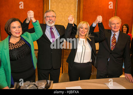 (De gauche à droite) Mary Lou McDonald, Gerry Adams, Michelle O'Neill et l'ancien vice-premier ministre Martin McGuiness lever leurs mains ensemble dans la Long Room à Stormont Bâtiments, après Michelle O'Neill's selection comme nouveau leader du Sinn Fein de Stormont. Banque D'Images