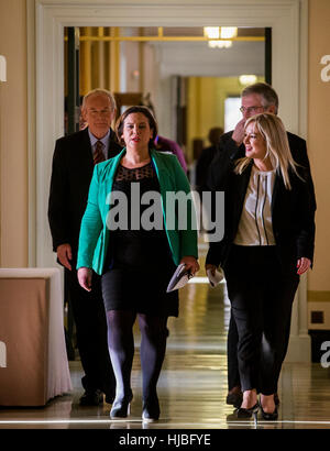 (De gauche à droite) son groupe est un ancien vice-premier ministre Martin McGuiness, Mary Lou McDonald et Gerry Adams à pied avec Michelle nouvellement nommé O'Neill comme leader du Sinn Fein Stormont le long des couloirs du Parlement. Banque D'Images