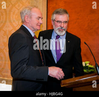 L'ancien vice-premier ministre Martin McGuiness est présenté à la presse par le Sinn Fein Gerry Adam au cours de la nomination de Michelle O'Neill comme leader du Sinn Fein Stormont. Banque D'Images