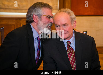 Du Sinn Fein Gerry Adam et l'ancien vice-premier ministre Martin McGuiness parler à Stormont Bâtiments, lors de la nomination de Michelle O'Neill qui deviendra le leader du Sinn Fein Stormont. Banque D'Images