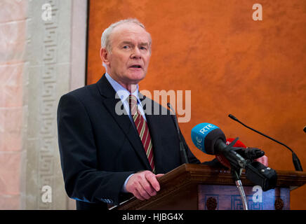 L'ancien vice-premier ministre Martin McGuiness parler aux médias à Stormont Bâtiments, lors de la nomination de Michelle O'Neill qui deviendra le leader du Sinn Fein Stormont. Banque D'Images