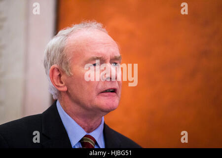 L'ancien vice-premier ministre Martin McGuiness parler aux médias à Stormont Bâtiments, lors de la nomination de Michelle O'Neill qui deviendra le leader du Sinn Fein Stormont. Banque D'Images