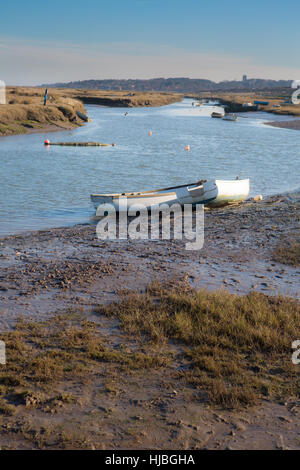 Morston Quay, river et bateaux à marée basse en hiver Banque D'Images
