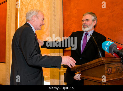 L'ancien vice-premier ministre Martin McGuiness est présenté à la presse par le Sinn Fein Gerry Adam au cours de la nomination de Michelle O'Neill comme leader du Sinn Fein Stormont. Banque D'Images