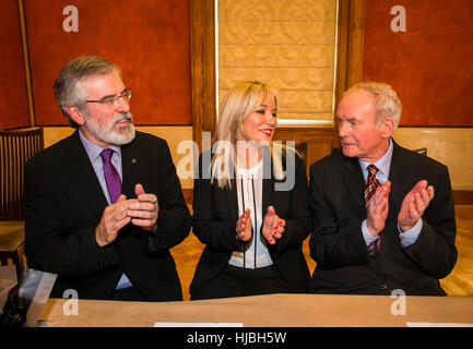 (De gauche à droite) Gerry Adams, Michelle O'Neill et l'ancien vice-premier ministre Martin McGuiness dans la Long Room à Stormont Bâtiments, après Michelle O'Neill's selection comme nouveau leader du Sinn Fein de Stormont. Banque D'Images