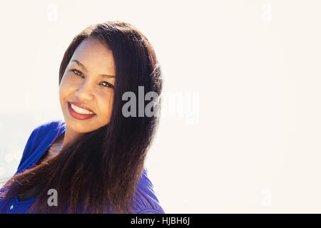 Portrait of a beautiful young girl smiling with copyspace Banque D'Images